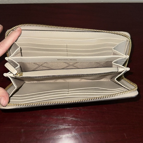 NWOT Michael Kors Tan Zipper Large Wallet - Picture 3 of 3